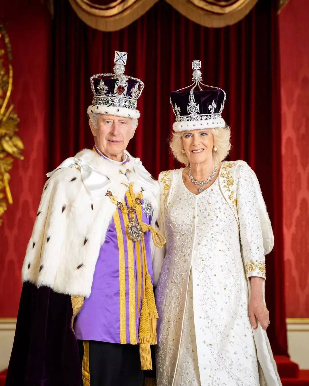 الصور الرسمية الأولى للملك تشارلز والملكة كاميلا بعد حفل التتويج