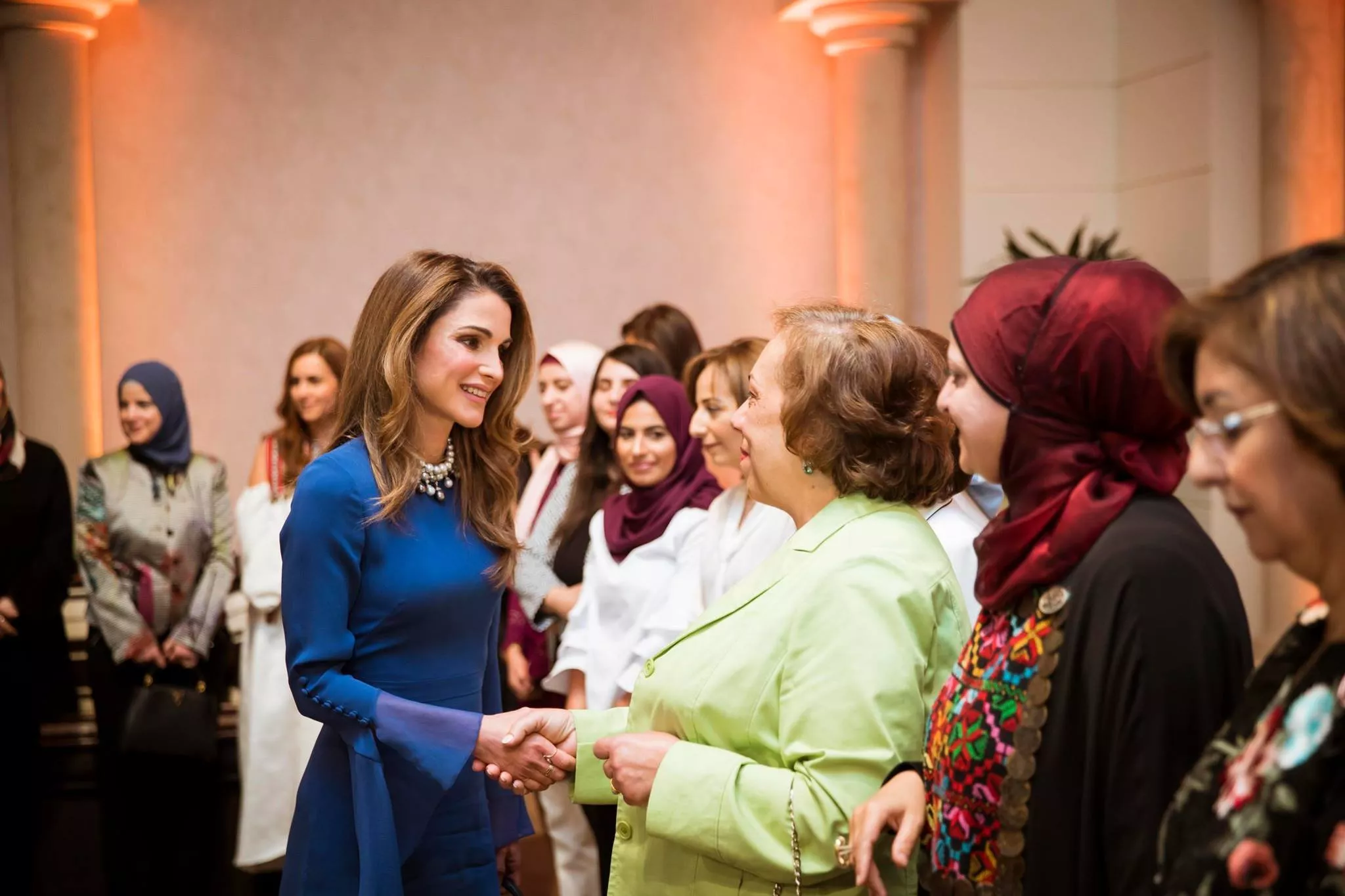 الملكة رانيا تفتتح إطلالات رمضان في لوكٍ متألّق خلال حفل إفطار أقيم في الأردن