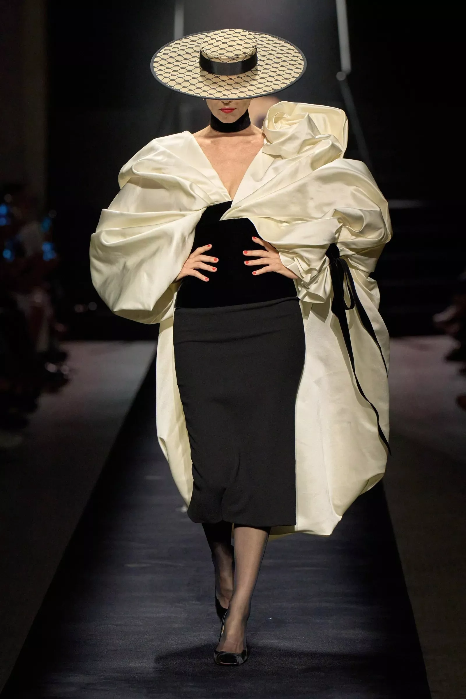 دور الأزياء تذهب إلى أقصى الحدود في صيحات مجموعات الخياطة الراقية لخريف 2022