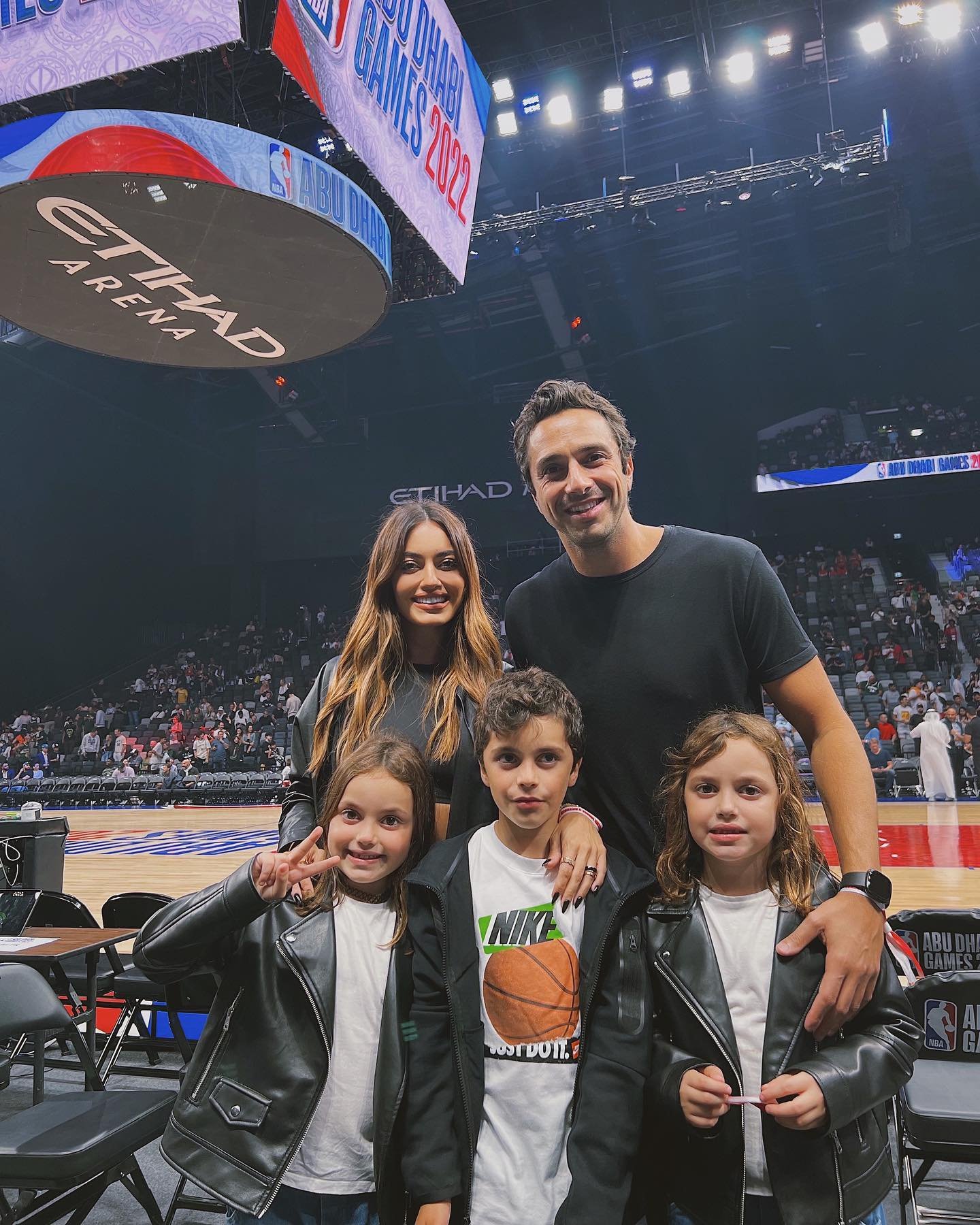 كارن وازن وعائلتها في مباريات NBA ابو ظبي