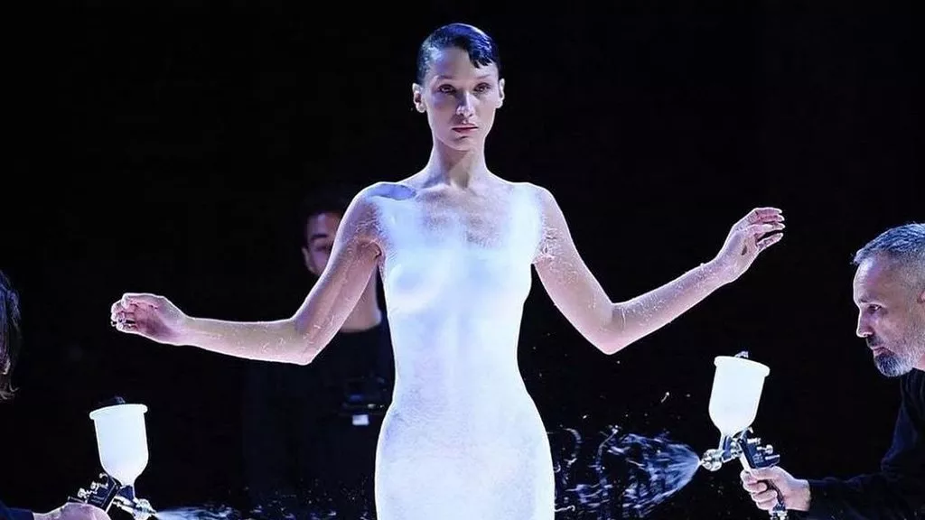 دار Coperni ترسم أفق جديدة للموضة: فستان بيلا حديد يتحوّل مباشرةَ من رذاذ إلى قماش في عرض ربيع 2023