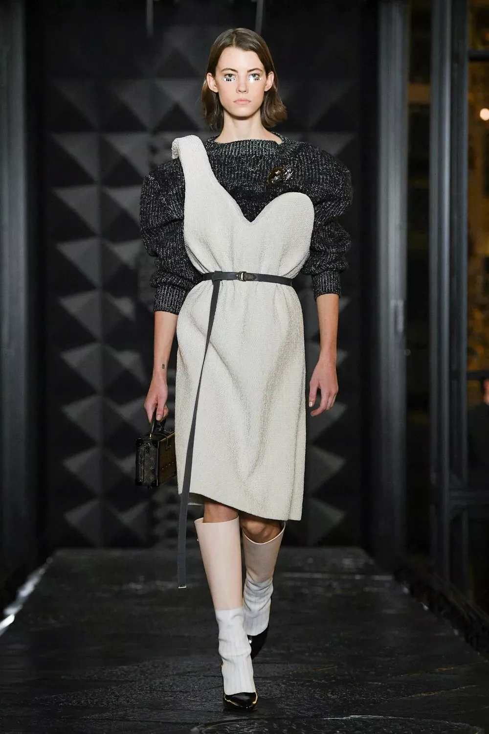 مجموعة Louis Vuitton لخريف 2023 تتمحور حول الستايل الفرنسي الكلاسيكي