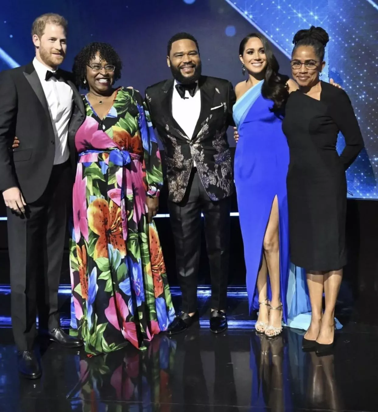 ميغان ماركل بفستان أزرق ساحر خلال حفل NAACP Image Awards 2022