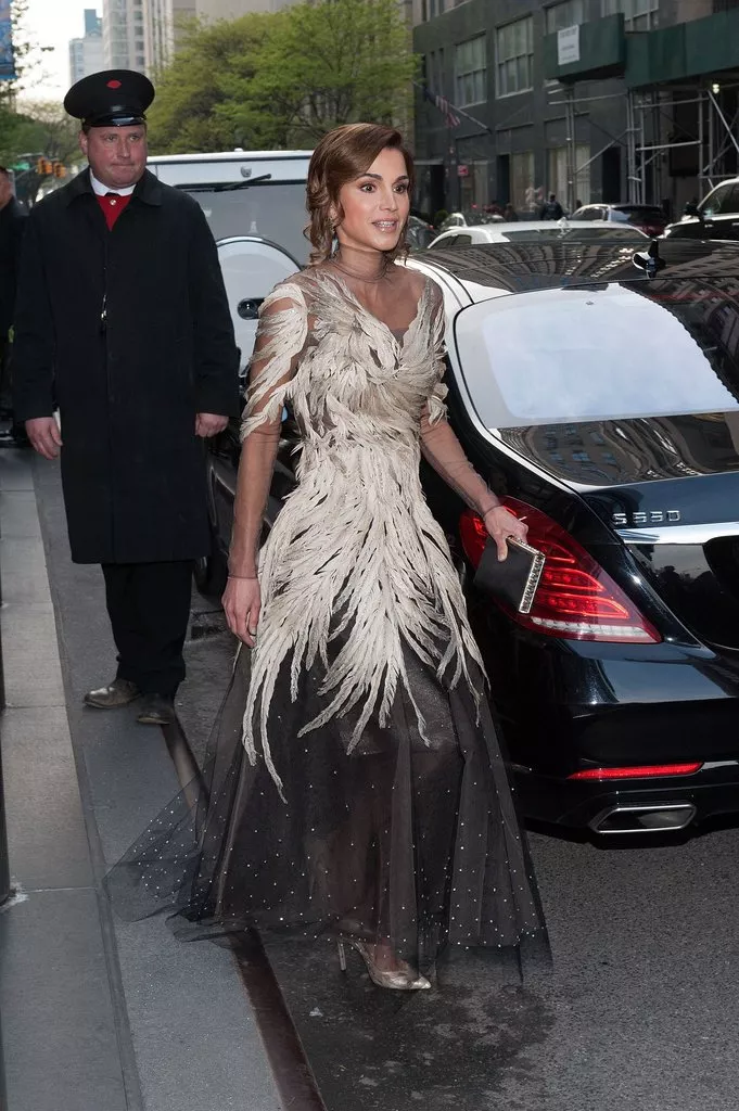 الملكة رانيا للمرّة الأولى في حفل Met Gala 2016 بإطلالةٍ أنيقة ومعاصرة