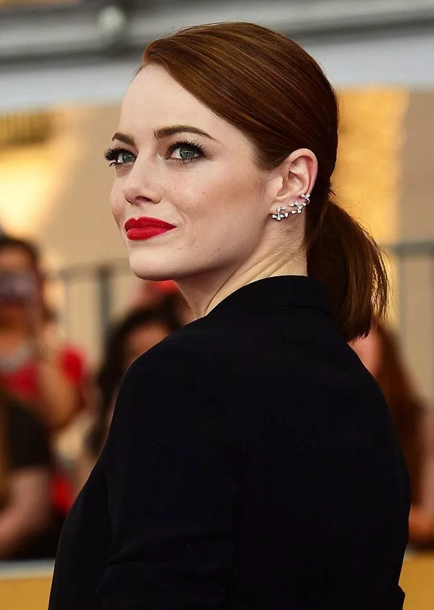 Emma Stone عنصر المفاجأة في حفل SAG Awards 2015