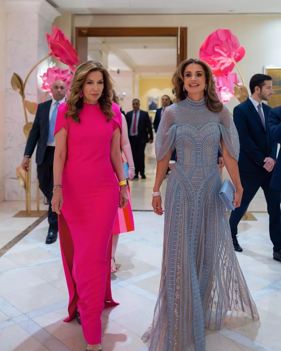 الملكة رانيا ونانسي عجرم بلوكّين يفيضان رقي خلال حفل خيري في الأردن