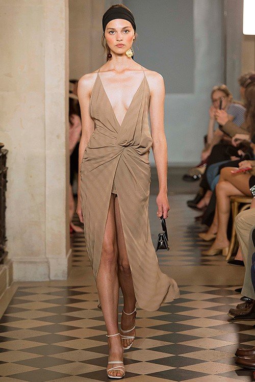 عرض أزياء Jacquemus لربيع 2018، خلال أسبوع الموضة في باريس