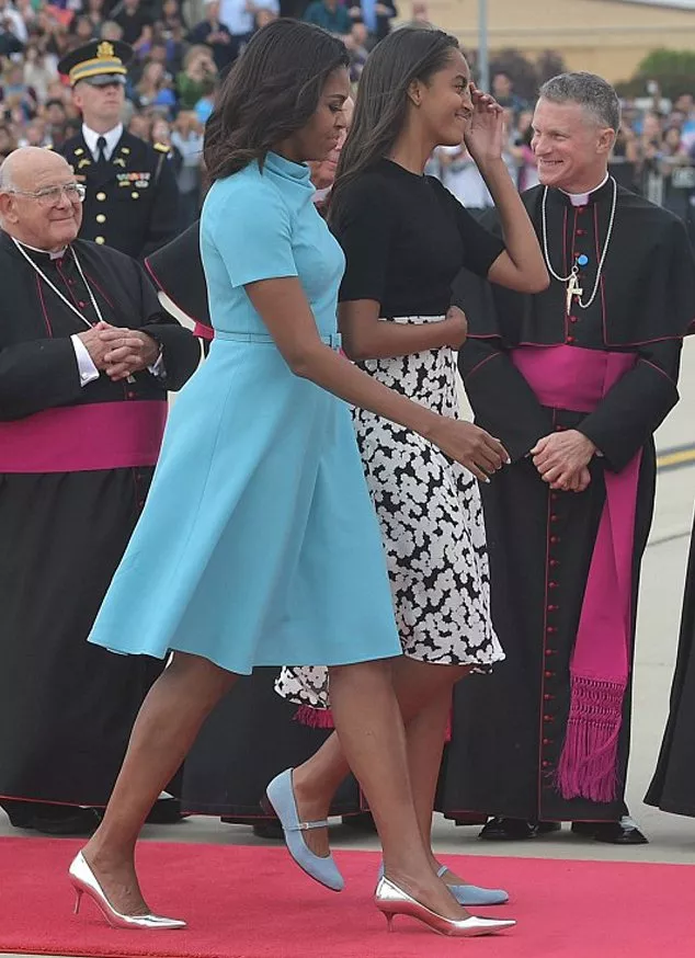 Michelle Obama وبناتها على الموضة في مهمّة رسميّة