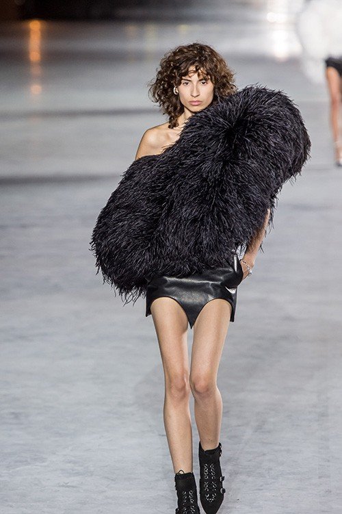 عرض أزياء Saint Laurent Paris لربيع 2018، خلال أسبوع الموضة في باريس