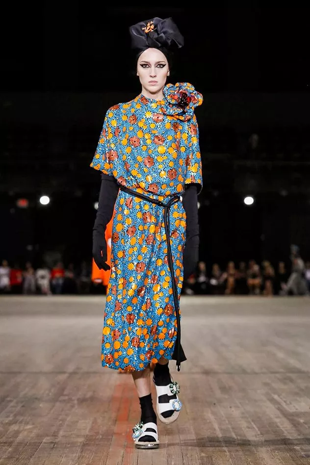 Marc Jacobs يختتم أسبوع الموضة النيويوركيّ لربيع 2018: مبالغة بالأحجام، النقشات والألوان