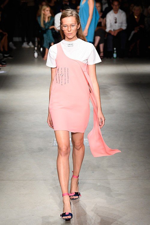 عرض أزياء Au Jour Le Jour لربيع 2018، خلال أسبوع الموضة في ميلانو