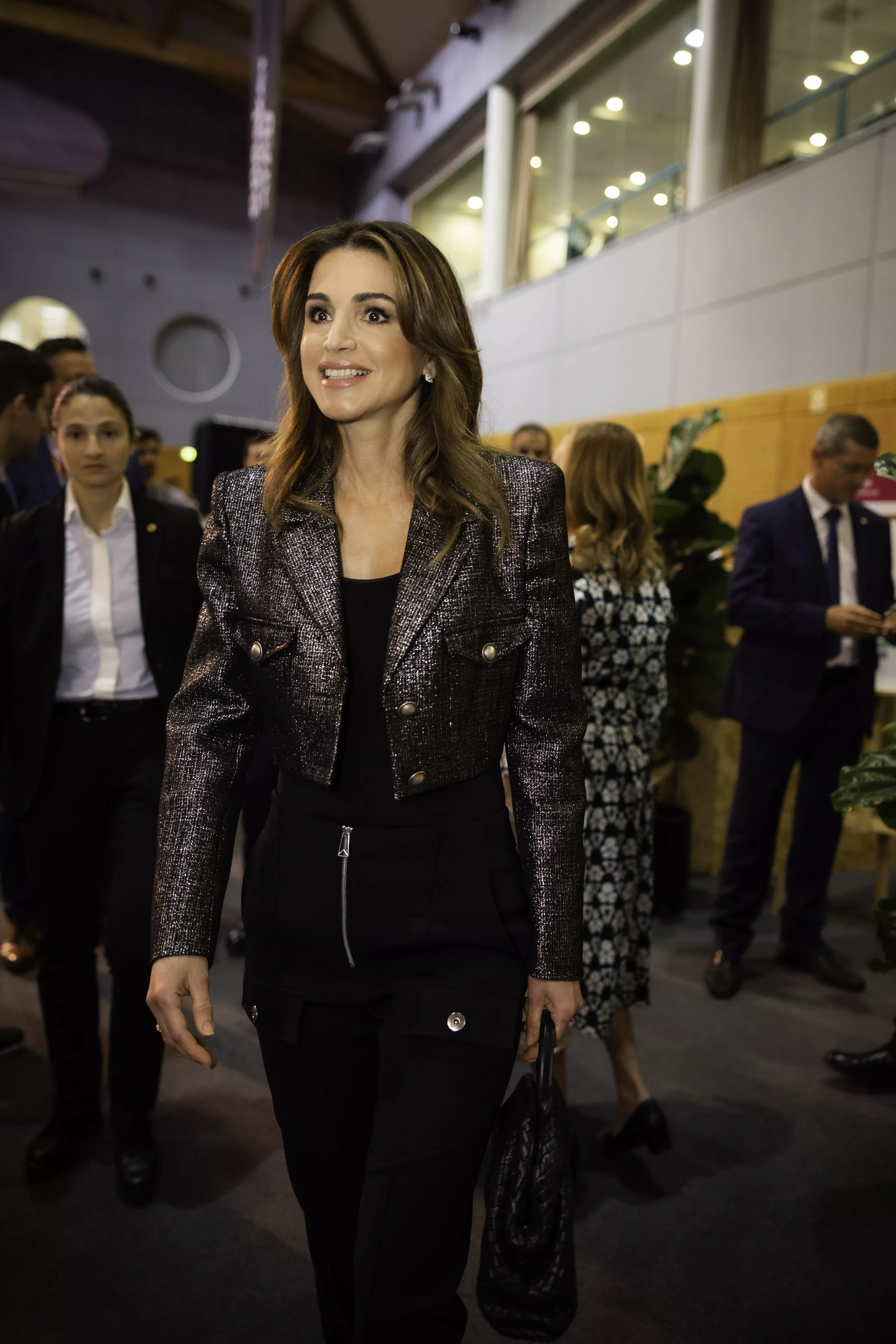 أريد أن أستنسخ حالاً لوك الملكة رانيا في قمة الويب لعام 2022. روعة!