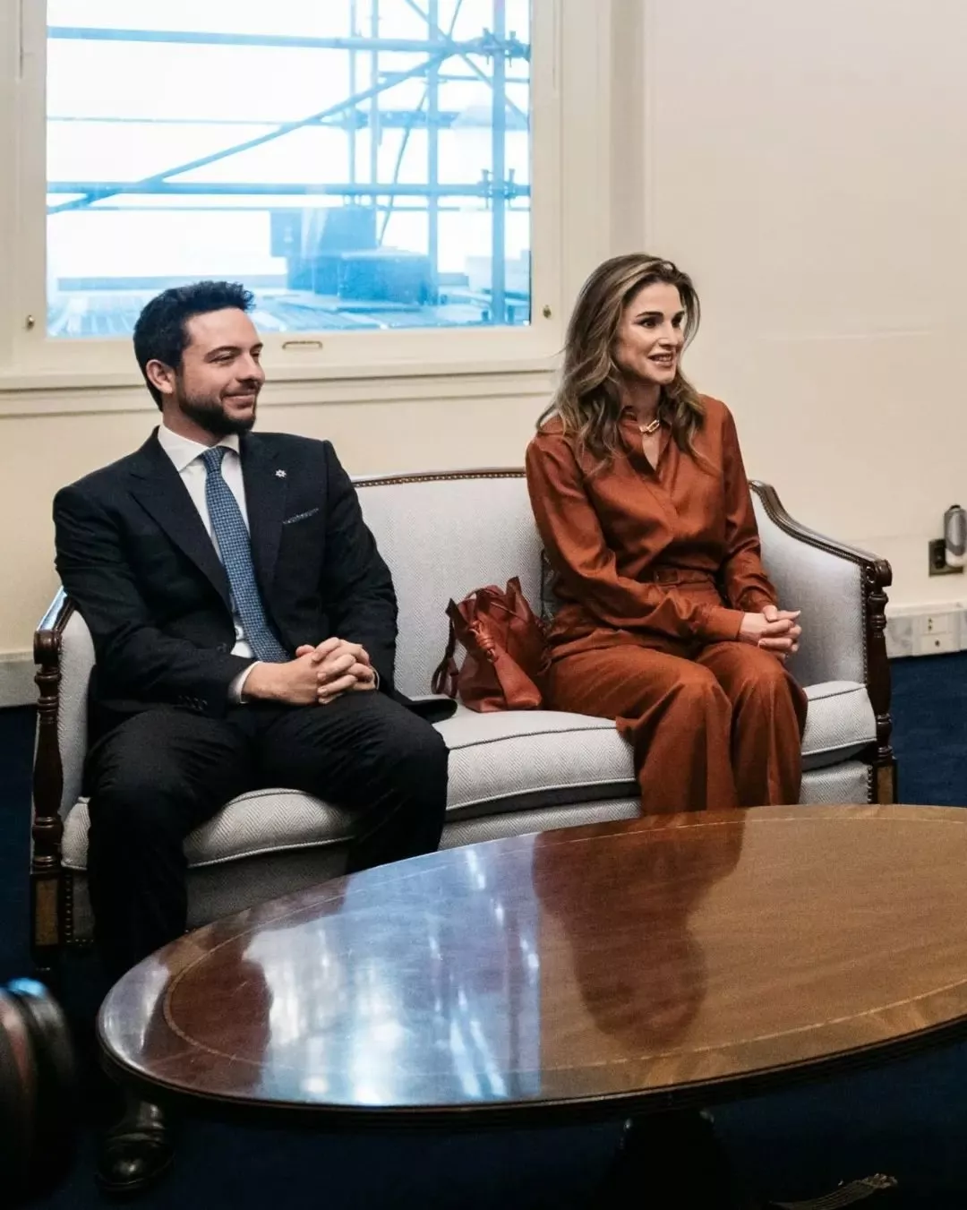 بأناقتها المعهودة، الملكة رانيا تنافس بإطلالاتها جيل بايدن
