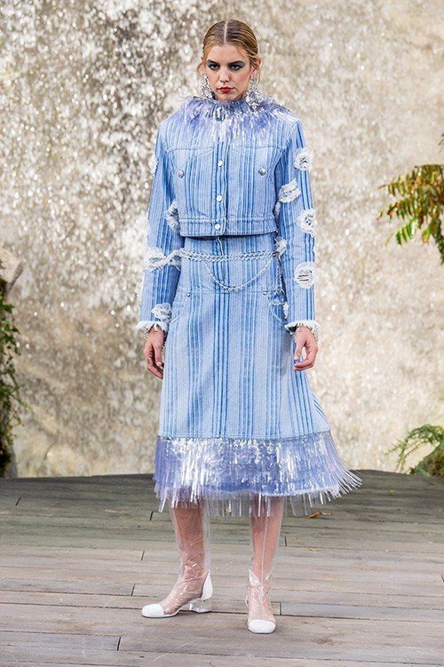 عرض أزياء Chanel لربيع 2018، خلال أسبوع الموضة في باريس