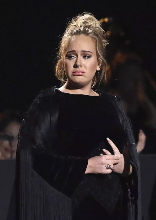 النجمة Adele تتألّق بـ3 إطلالات مميّزة في حفل Grammys 2017