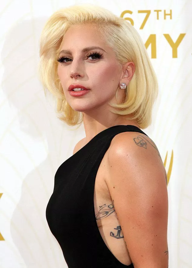 Lady Gaga تفاجئنا في حفل Emmys 2015