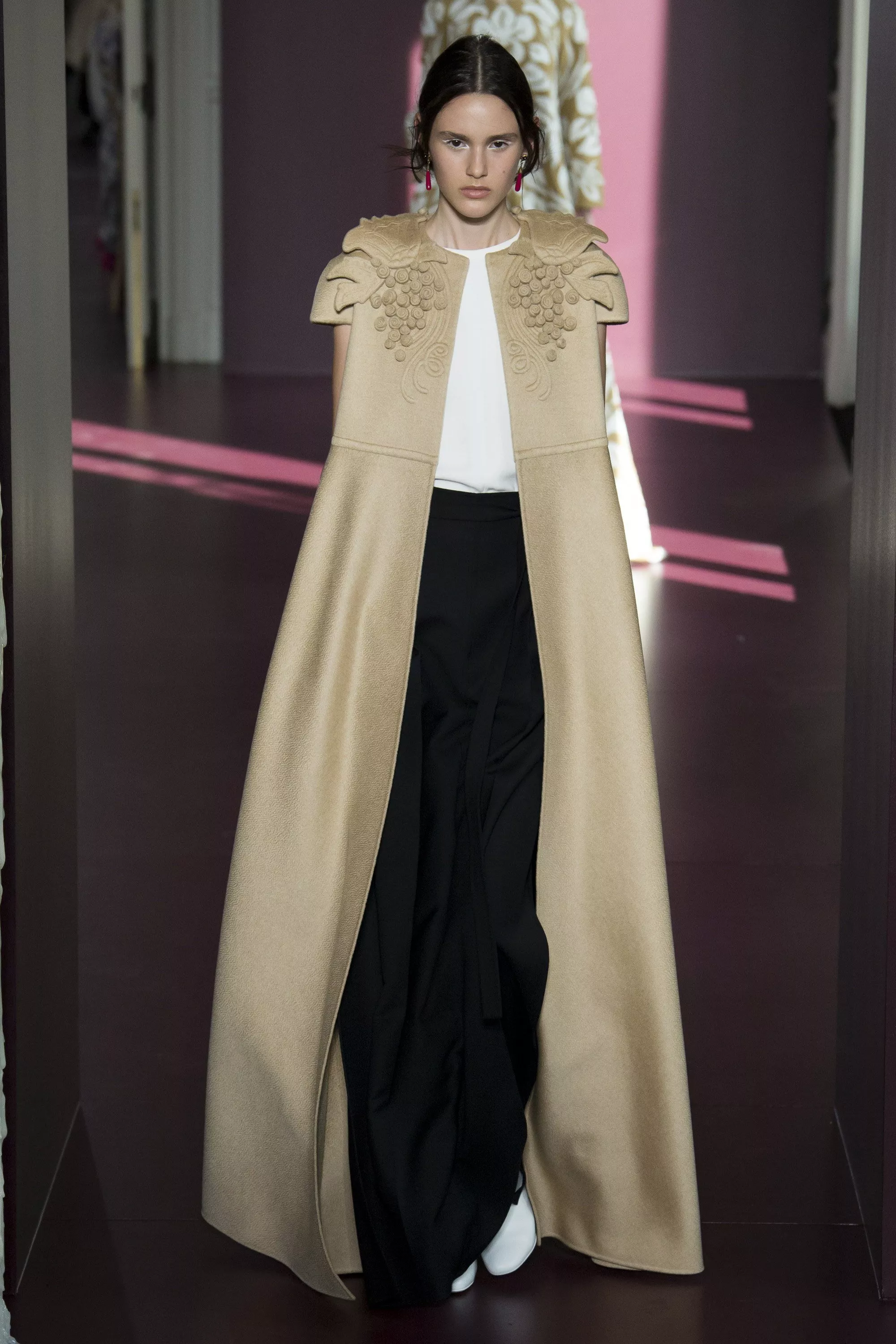 مجموعة Valentino للخياطة الراقية لخريف 2017: تصاميم متحفّظة ساحرة بأقمشتها ونقشاتها