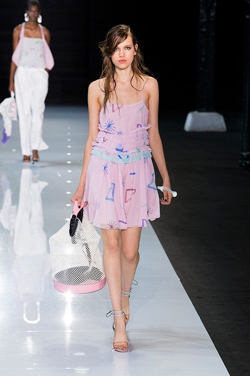 عرض أزياء Emporio Armani لربيع 2018، خلال أسبوع الموضة في ميلانو