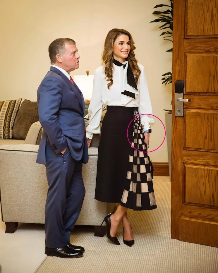 الملكة رانيا لا تتخلّى عن ساعة Apple: بصمة شبابيّة عصريّة ترافق إطلالاتها