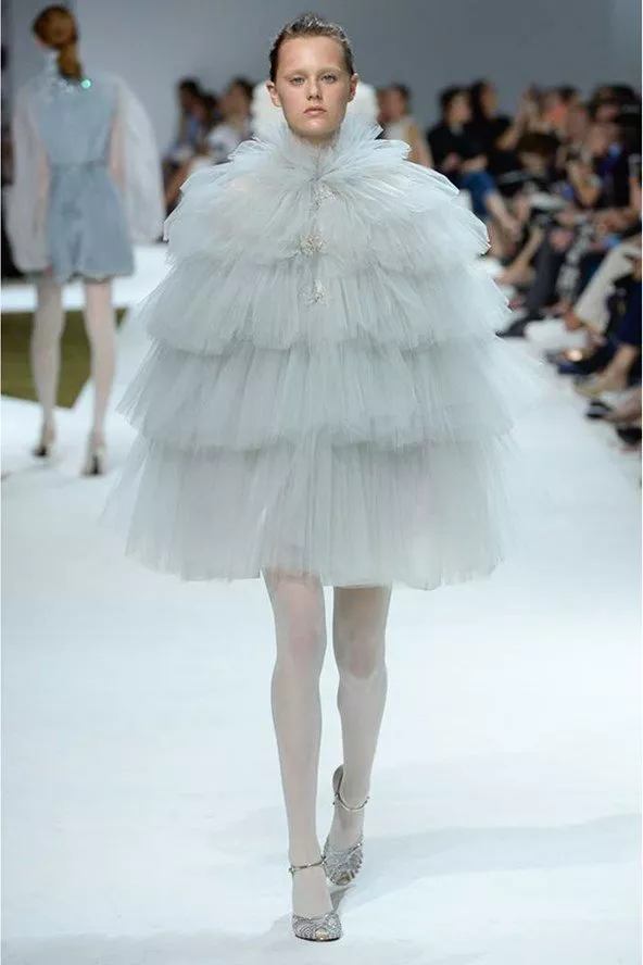 عرض Giambattista Valli لمجموعة الخياطة الراقية لخريف 2016: تصاميم رومنسيّة مستوحاة من أزياء الإمبراطورات