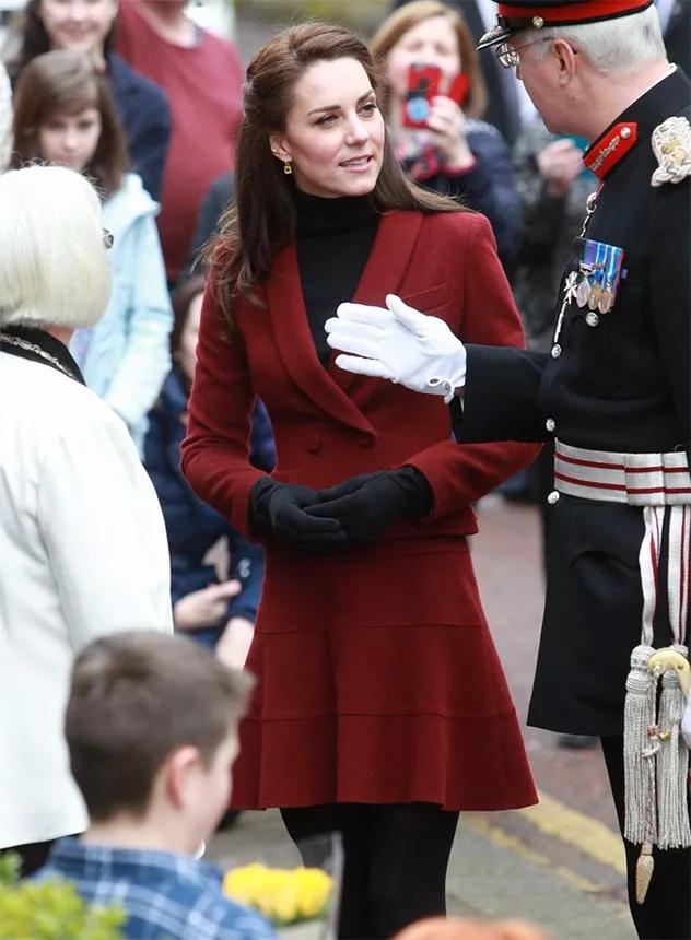 تنّورة Kate Middleton القصيرة تخالف قوانين الملكة لكن بطريقةٍ مملّة