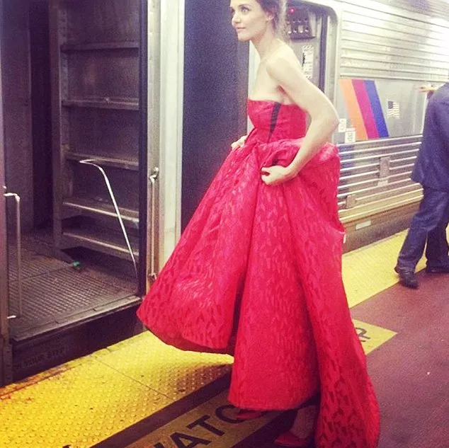 Katie Holmes أميرة في محطّة القطار