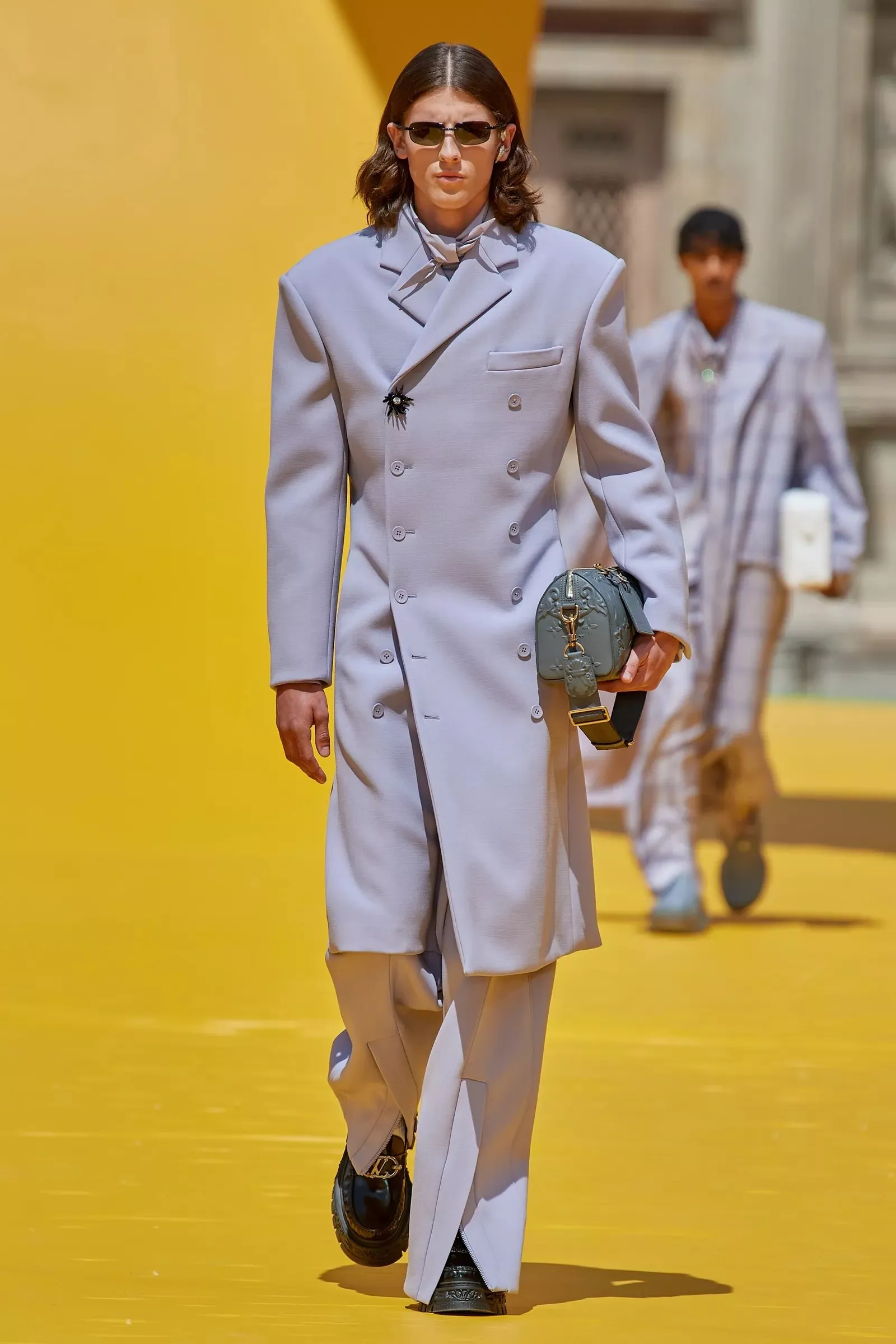 Louis Vuitton تقدّم مجموعتها الرجالية لربيع وصيف 2023 في عرض مميّز، تكريماً للراحلVirgil Abloh