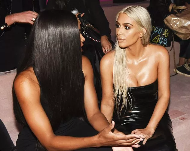 Kim Kardashian في لوك جريء وملفت خلال عرض Tom Ford لربيع 2018