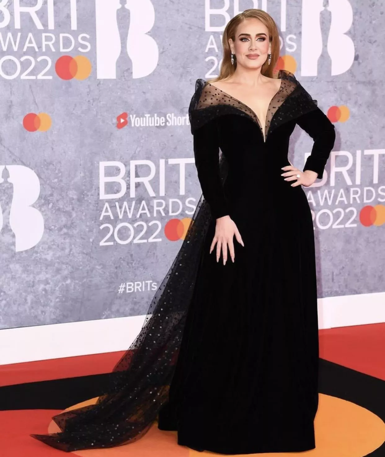 أديل تطل بلوك مُبهر في حفل Brit Awards في لندن وتفوز بـ3 جوائز موسيقية كبرى!