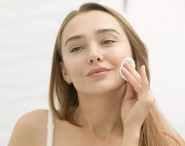 لماذا عليكِ تطبيق مستحضرات العناية بالبشرة بعد 3 ثوانٍ من غسل وجهكِ؟