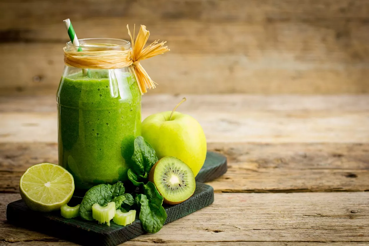 10 وصفات عصير اخضر صحية وذات مذاق رائع