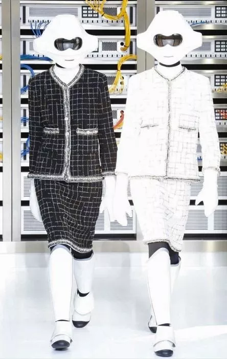 عرض أزياء Chanel لربيع 2017: Karl Lagerfeld ينقل التكنولوجيا إلى تصاميمه