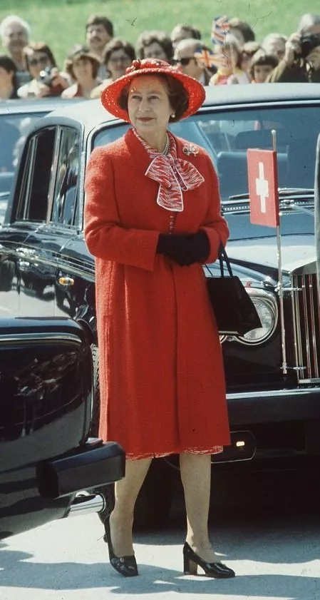 اسلوب الملكة اليزابيث على مرّ العقود...  ملكة حتى في عالم الموضة