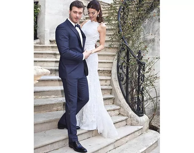فستان زفاف زوجة Kivanc Tatlitug يتّسم بالأناقة والبساطة