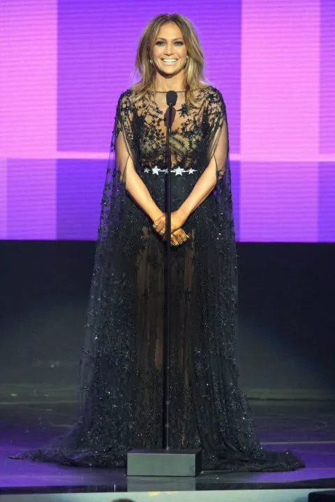 Jennifer Lopez تدخل ذاكرة American Music Awards في 10 إطلالات لن تنسى أبداً