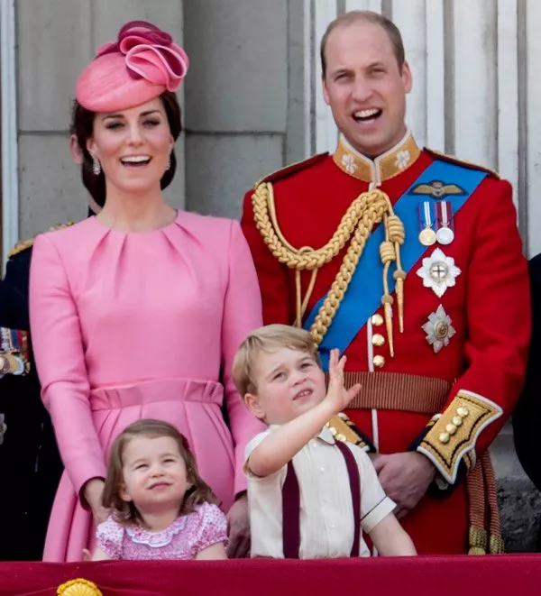 الدوقة Kate Middleton والأميرة Charlotte: أناقة وظرافة بأسلوبٍ متشابه في عرض Trooping The Colour 2017