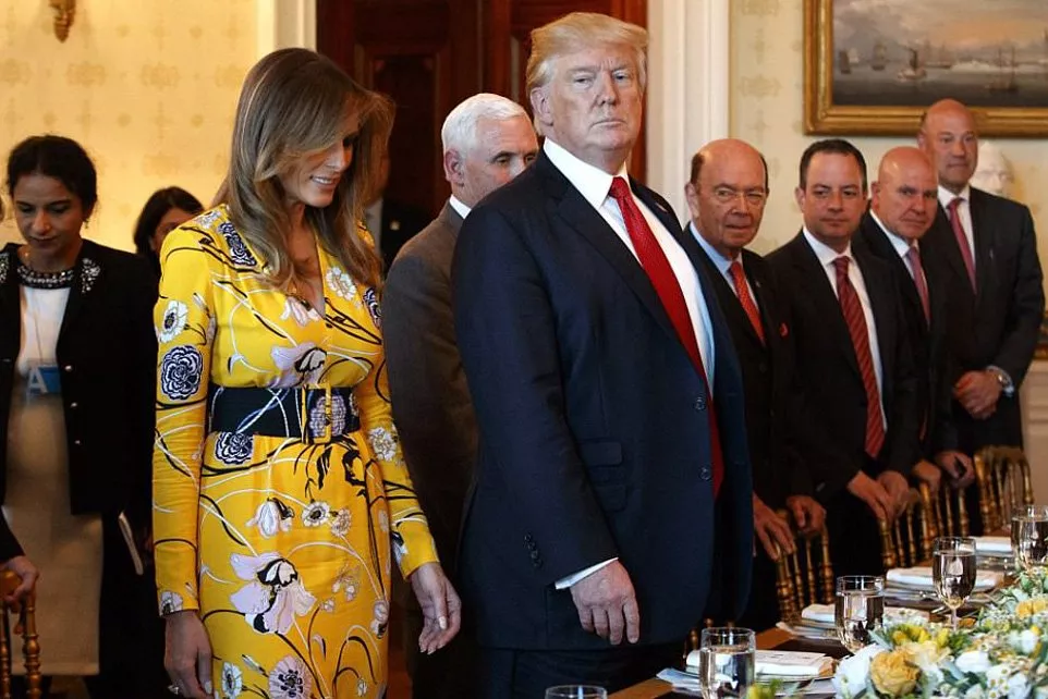 Melania Trump تتخلّى أخيراً عن الألوان الحياديّة لصالح فستانٍ بلونٍ صارخ ومزيّن بالنقشات