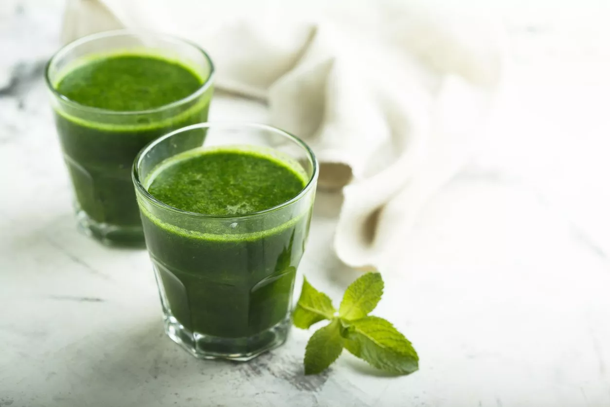 هل يمكن شرب العصير الأخضر يوميّاً؟ إليكِ الإجابة