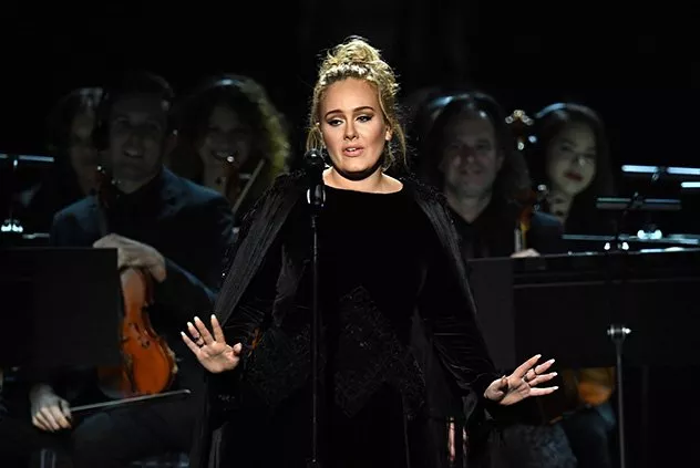 النجمة Adele تتألّق بـ3 إطلالات مميّزة في حفل Grammys 2017