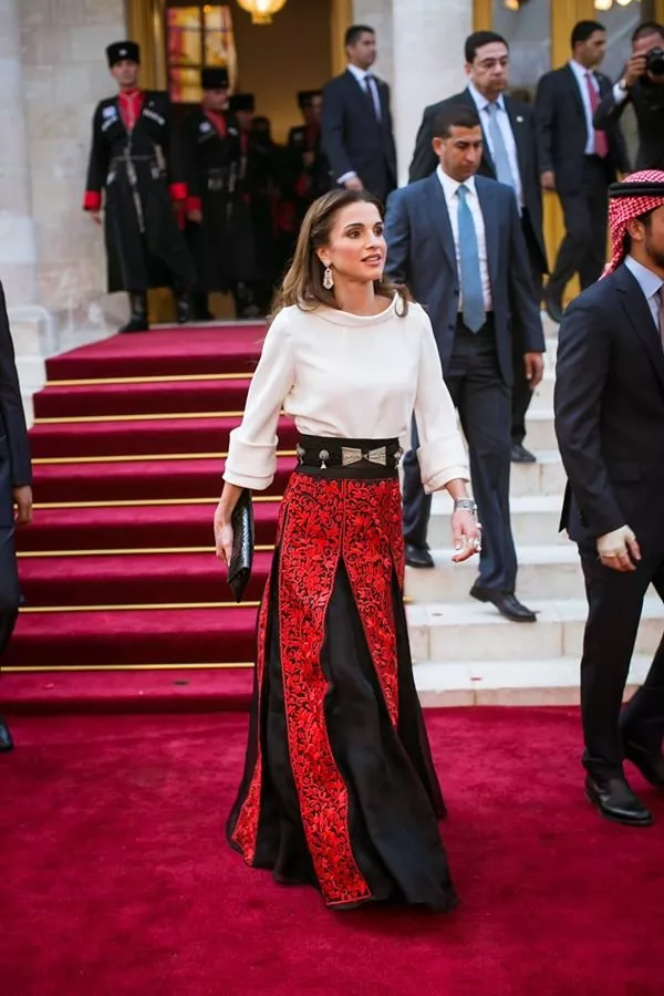 الملكة رانيا تحتفل باستقلال الأردن بأناقة عريقة