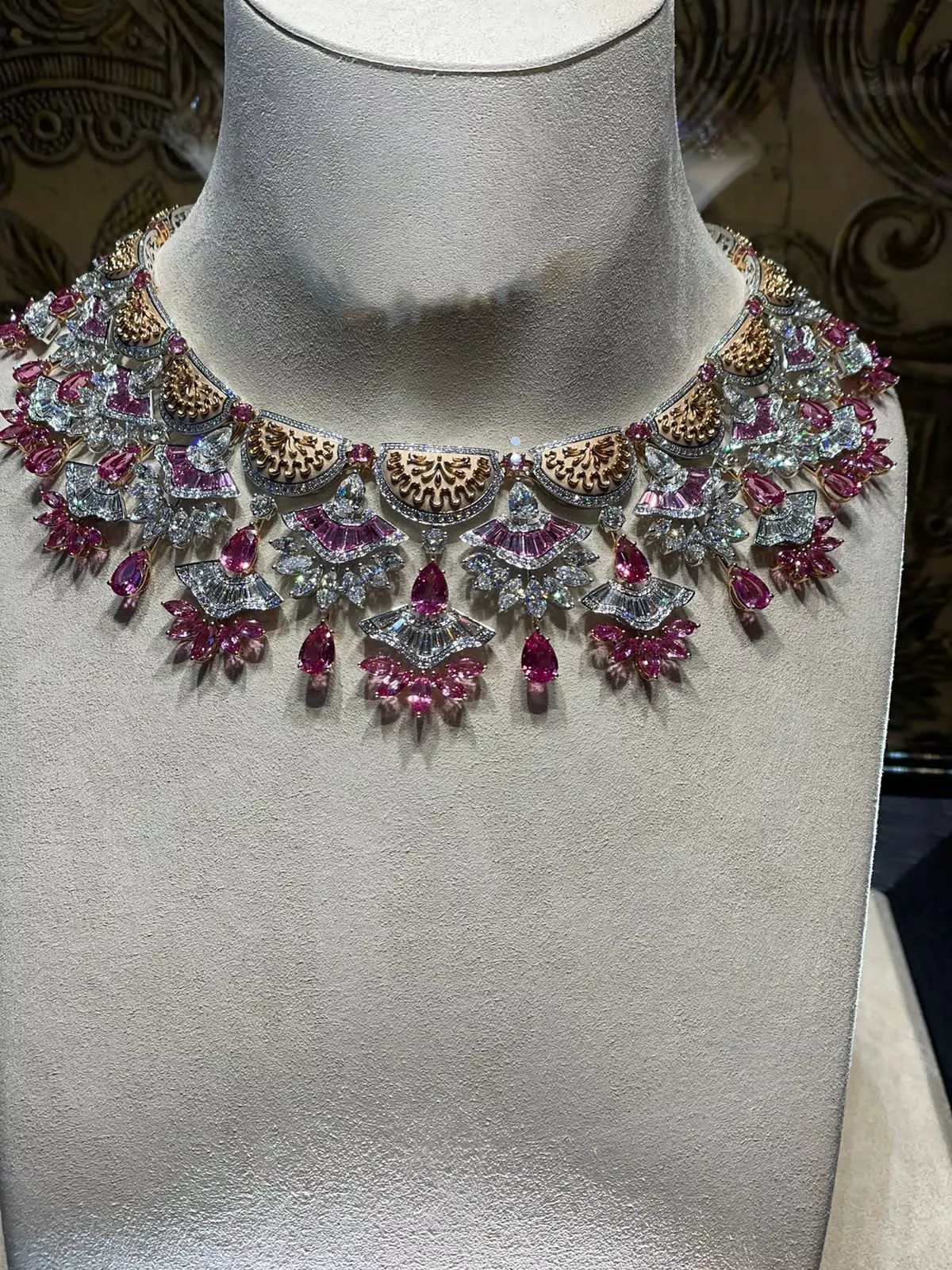 شوبارد تكشف عن مجوهرات وأحجار كريمة نادرة خلال أسبوع الموضة الباريسي للخياطة الراقية