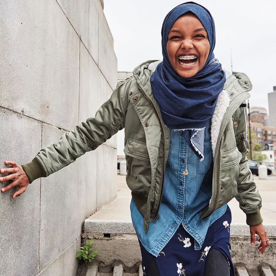 حجاب الدنيم: ثورة جديدة تدخل عالم الموضة من الباب العريض