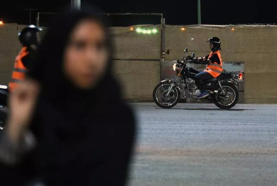 بعد السيّارة، المرأة السعوديّة تتعلّم قيادة الدرّاجة الناريّة!