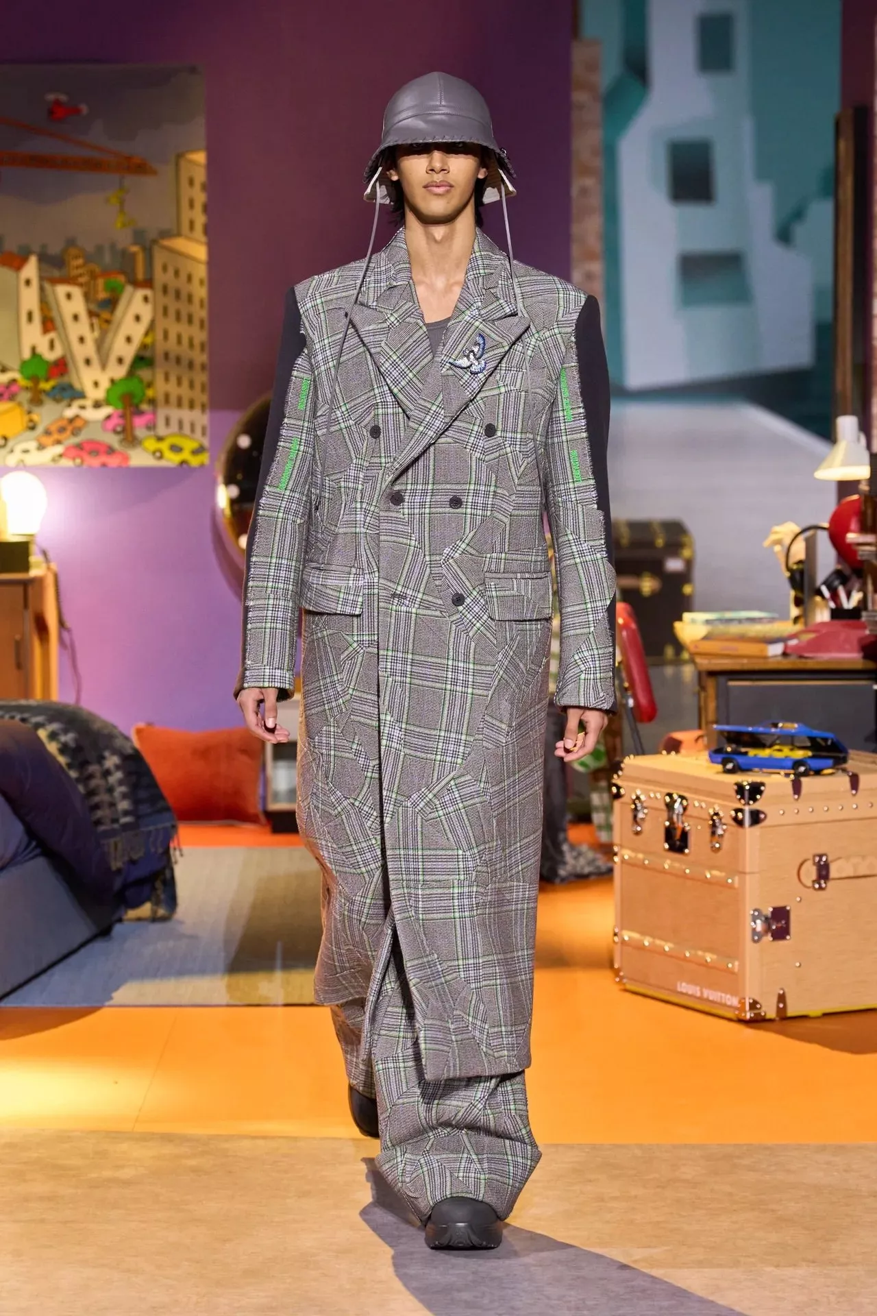 عرض Louis Vuitton للملابس الرجالية لخريف 2023 يجسّد الإبداع بأجوائه وتصاميمه