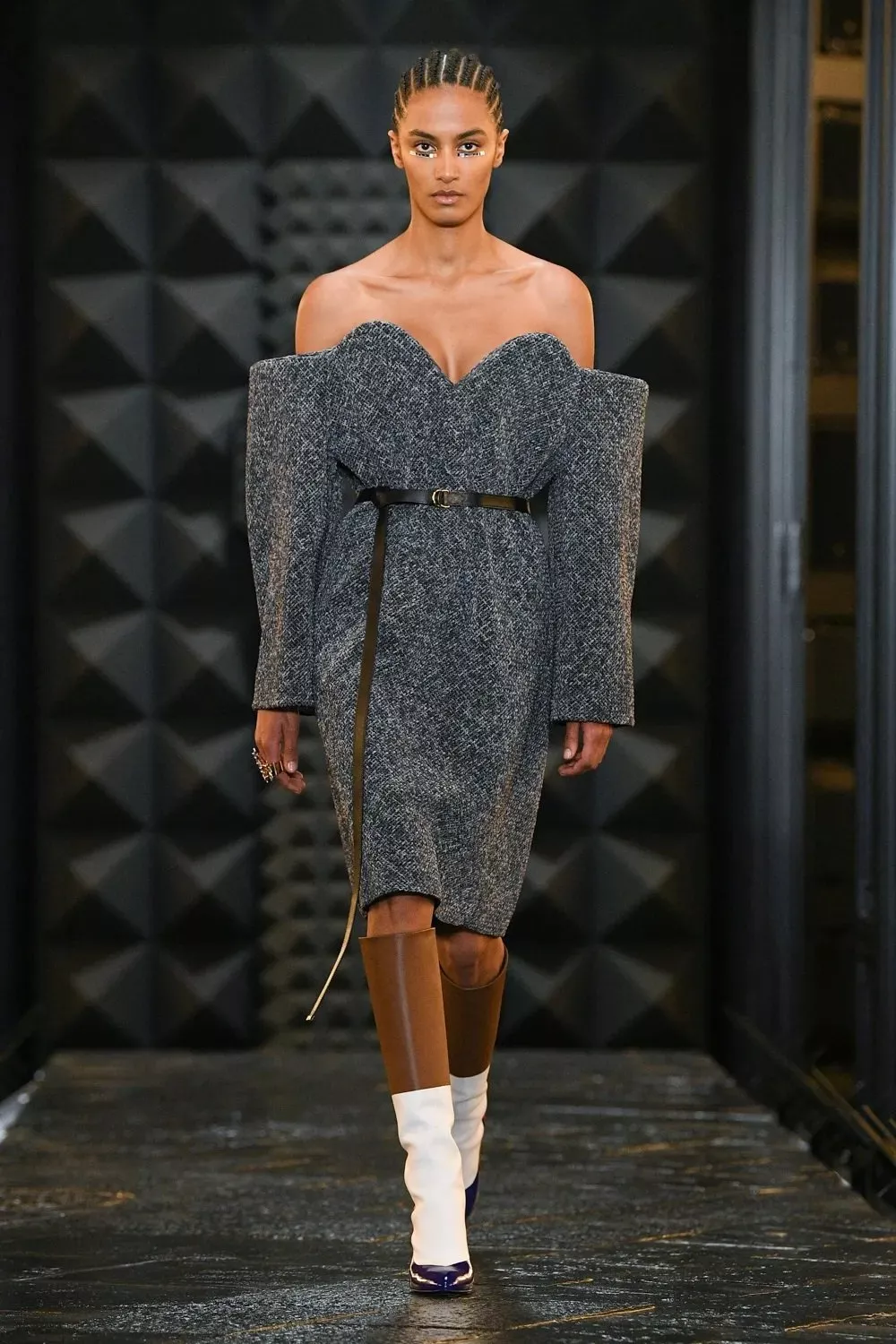 مجموعة Louis Vuitton لخريف 2023 تتمحور حول الستايل الفرنسي الكلاسيكي