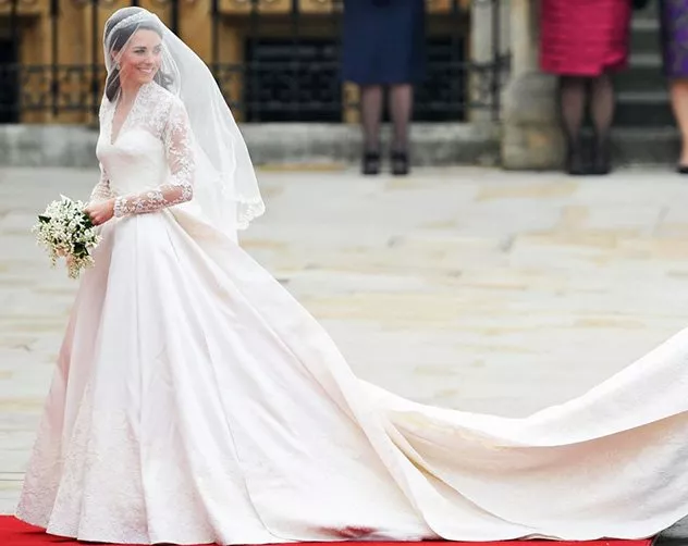 بالصور، نجمات ارتدين أكثر من فستان زفاف خلال حفل زفافهنّ