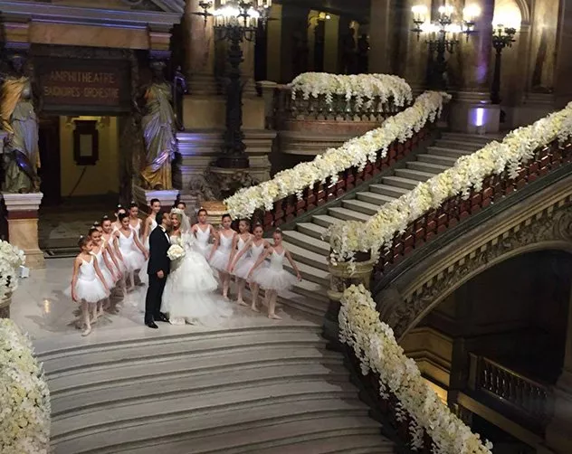 المصمّم Zuhair Murad يوقّع فستان عروس ملكي في حفل زفاف أسطوري في باريس