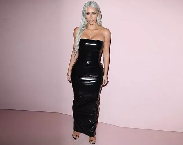 Kim Kardashian في لوك جريء وملفت خلال عرض Tom Ford لربيع 2018