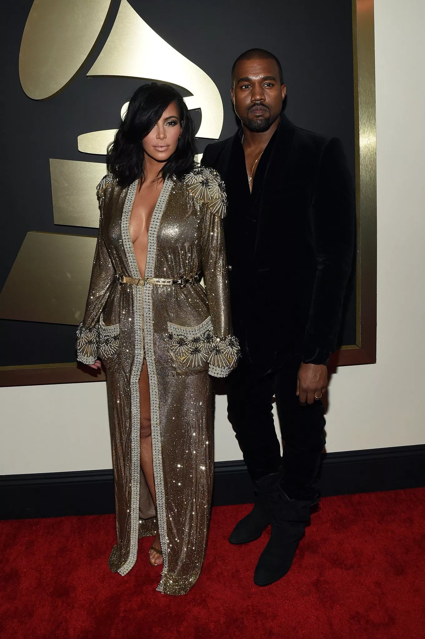 Kim Kardashian في فستان يثير الاختلاف