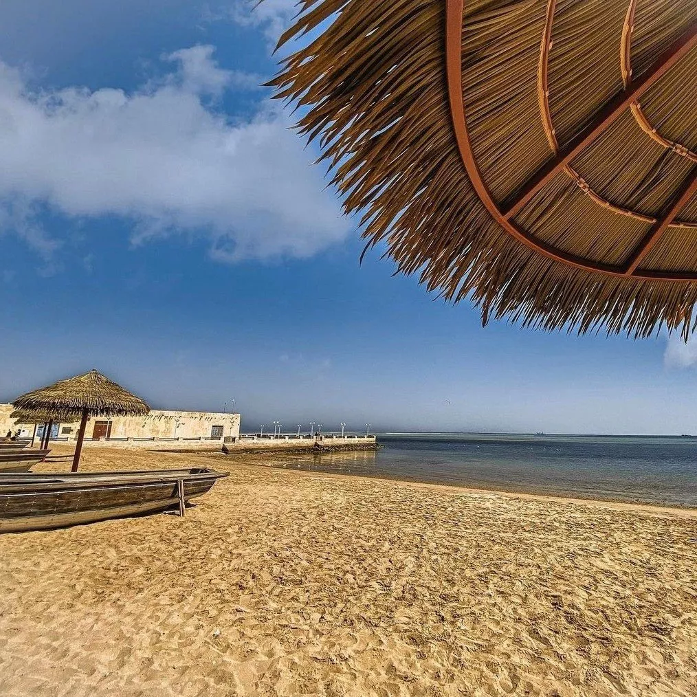 6 شواطئ في قطر اقصديها للسباحة، مشاهدة غروب الشمس أو مجرّد المشي...